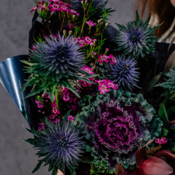 68. Элегантный темный букет с брассикой и эрингиумом