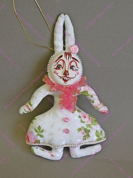 Ёлочная игрушка Крольчиха с розочкой