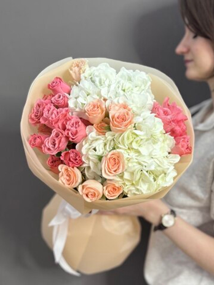 Авторский букет с белыми гортензиями