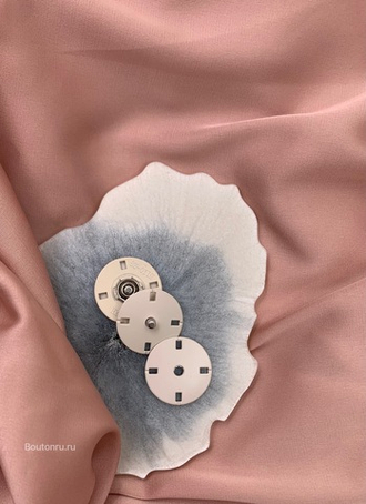 Кнопка бежевая 25 мм.