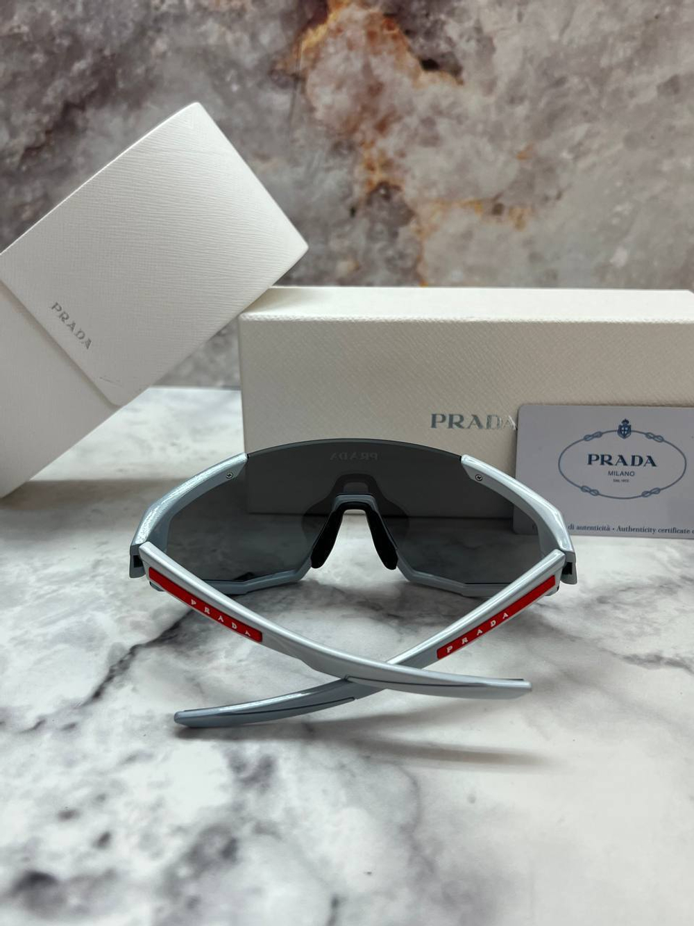 Солнцезащитные очки Prada