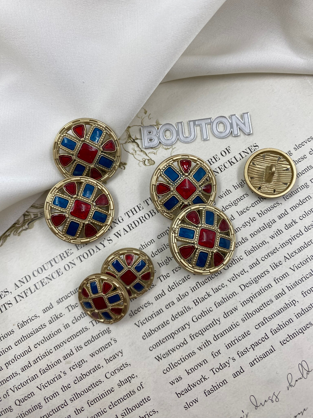 Пуговицы матовое золото с синей и красной эмалью