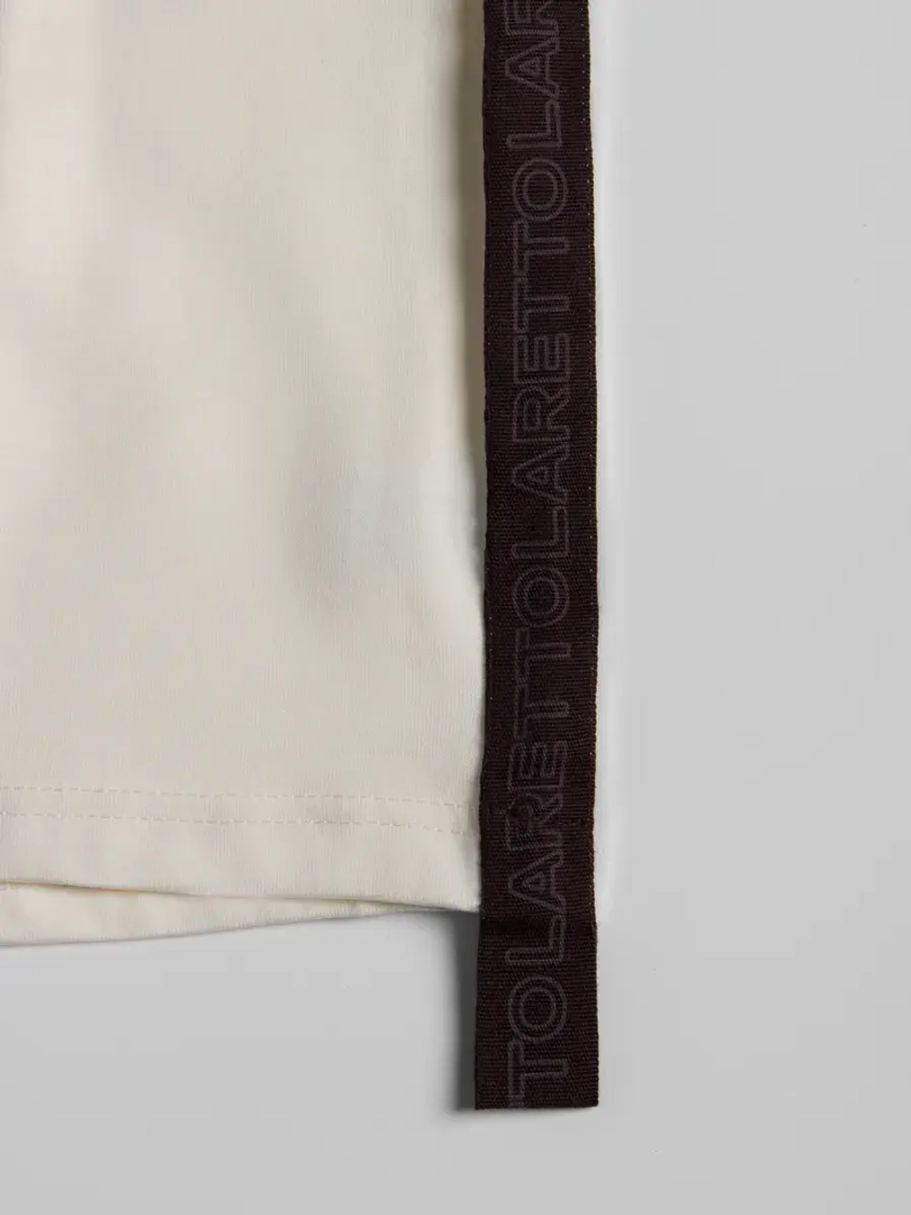 Белая футболка для мальчика в школу