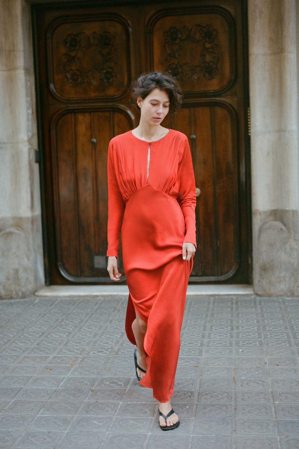 ZARA АТЛАСНОЕ ПЛАТЬЕ С РУКАВАМИ «ЛЕТУЧАЯ МЫШЬ» И РАЗРЕЗОМ, ОРАНЖЕВЫЙ