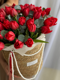 Роскошные пионовидные тюльпаны красного оттенка и эвкалипт в стильной корзине от Флора Маркет