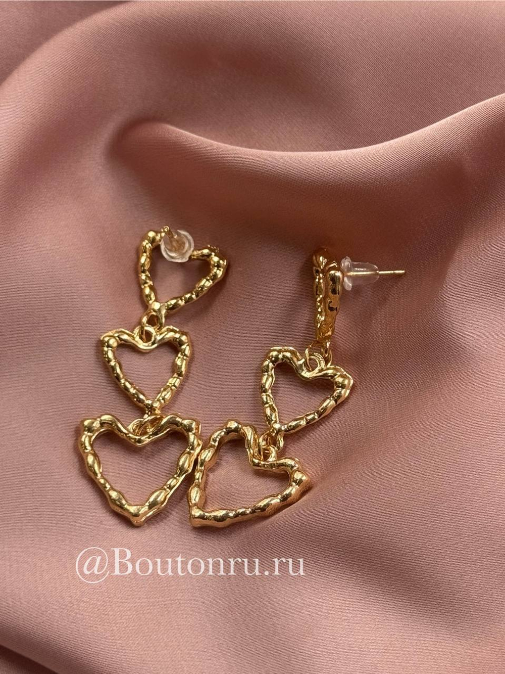 Серьги золотистые с подвесными сердечками