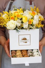 Шкатулка "Весеннее настроение" с мимозой, нарциссами и клубникой в шоколаде