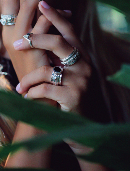 V-кольцо на фалангу с черным цирконом