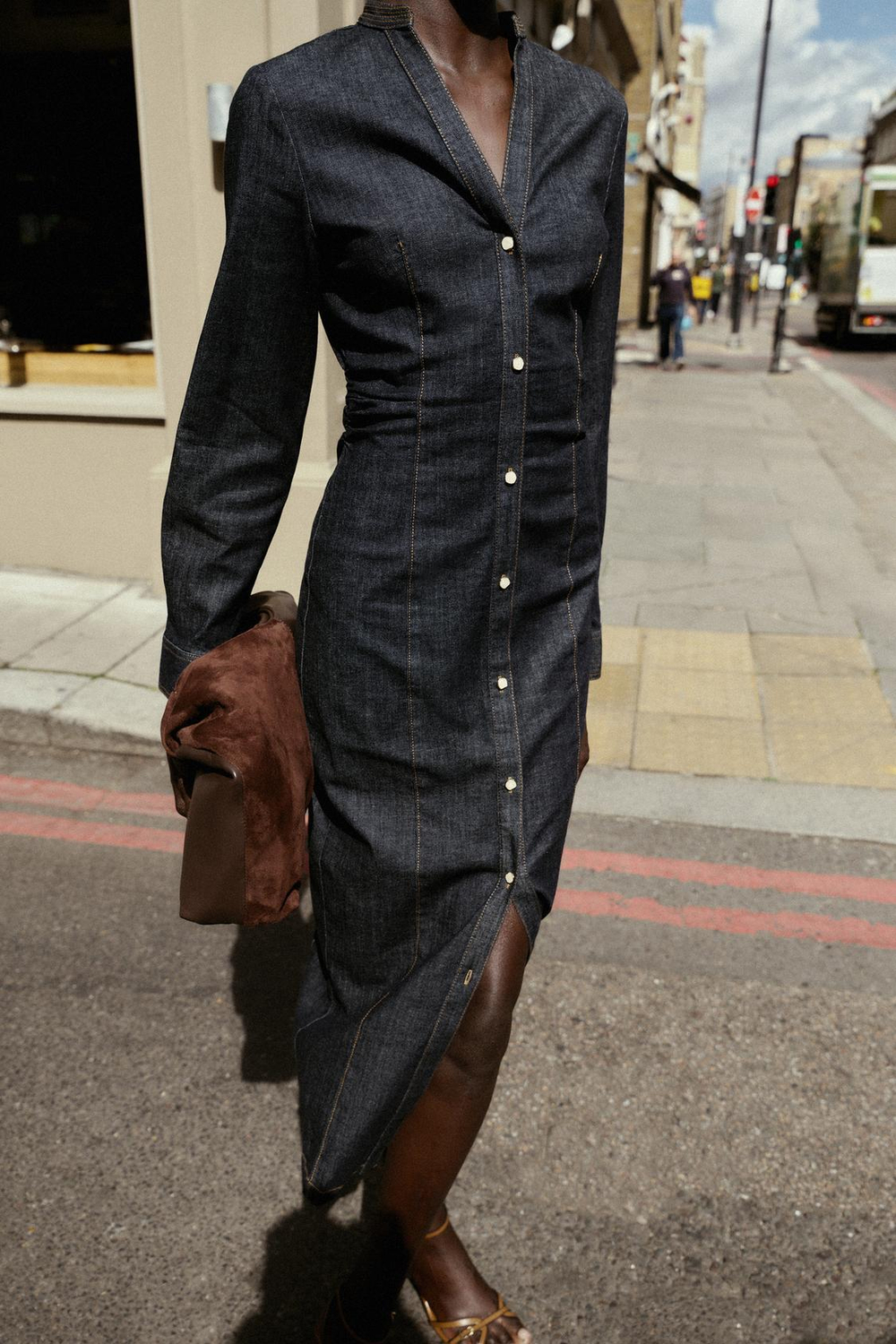 ZARA ПРИТАЛЕННОЕ ДЖИНСОВОЕ ПЛАТЬЕ МИДИ, СИНИЙ