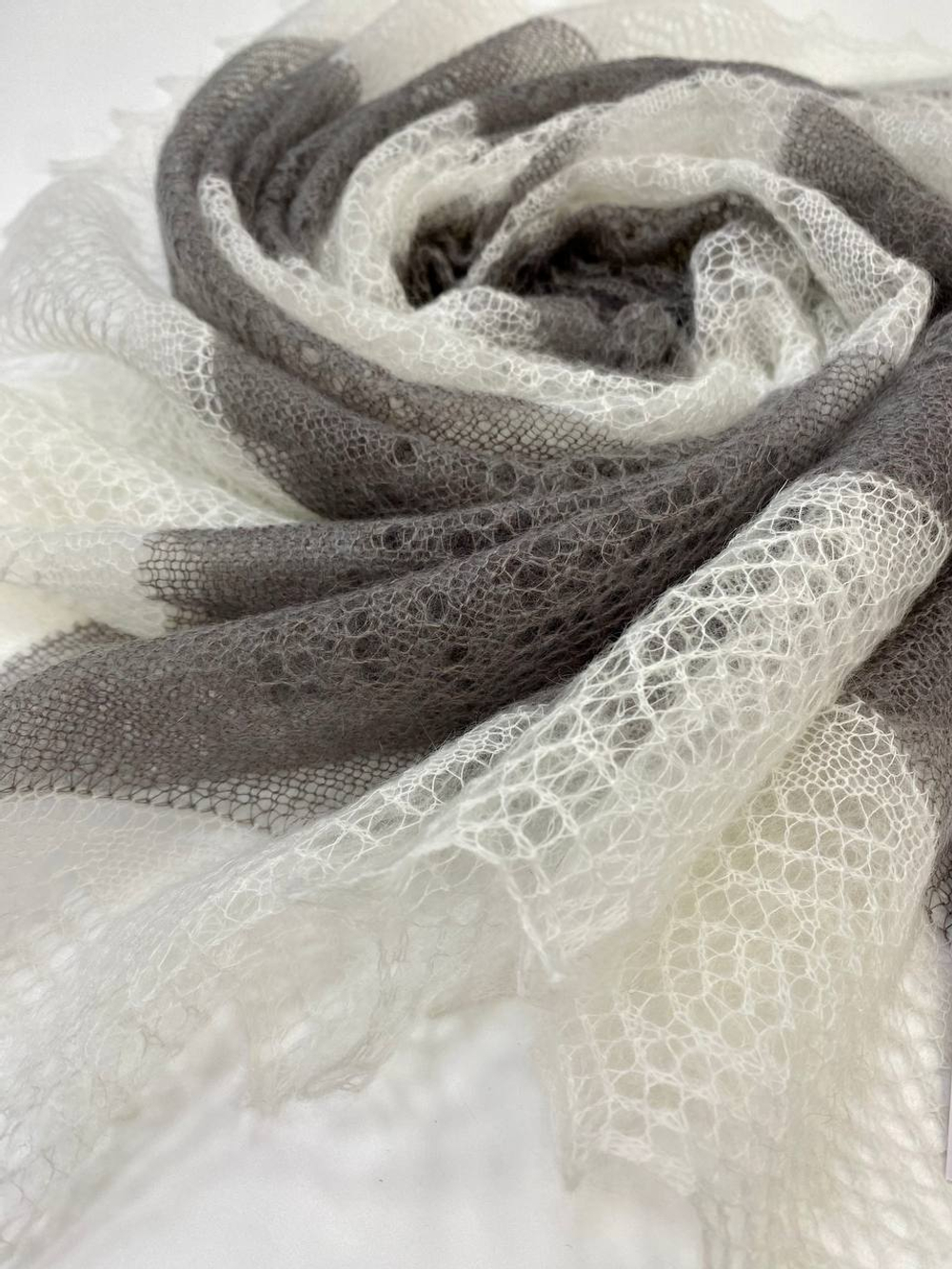 Оренбургский пуховый платок-паутинка АИ100-01/03 белый/серый