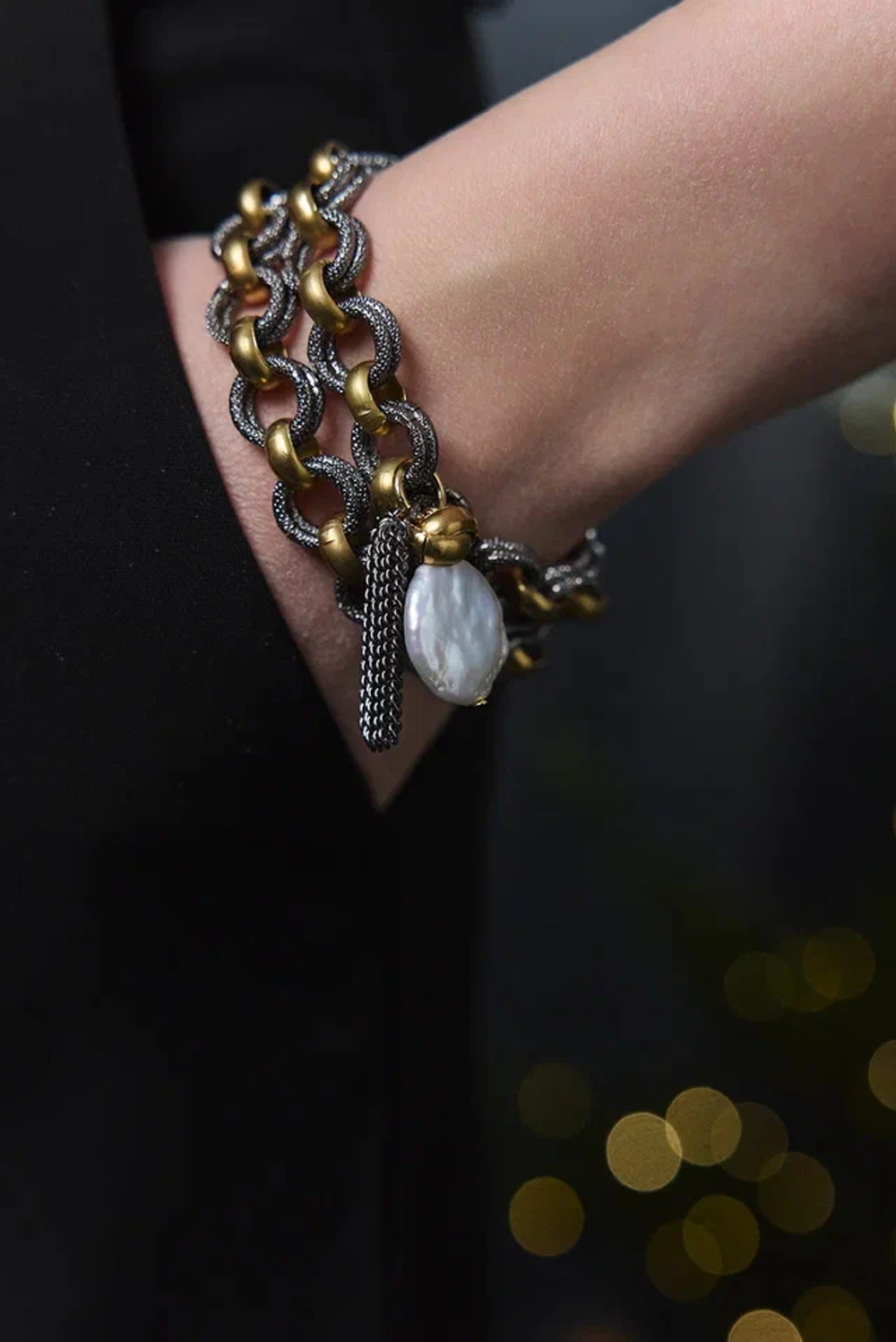 Браслет двойная цепь ролло графит/матовое золото с белой барочной жемчужиной и кисточкой