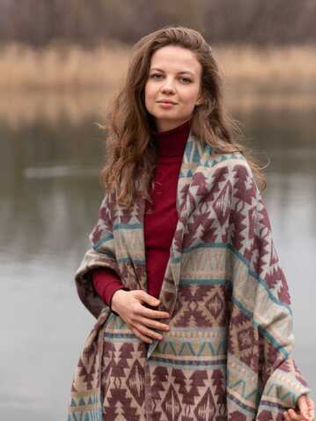 Теплый палантин с орнаментом