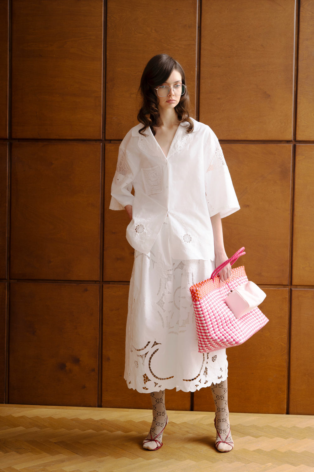 Рубашка с вязанным кармашком с розочкой