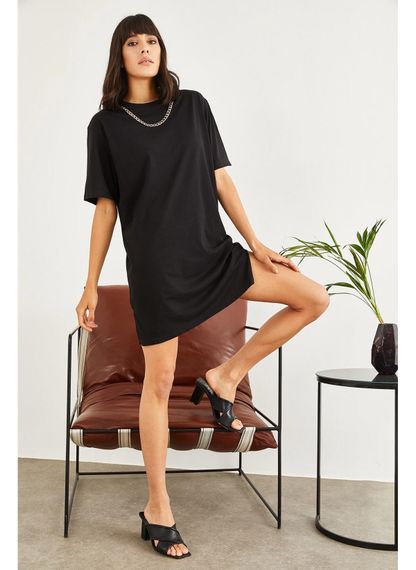 Qadın üçün yaxası zəncirli geniş ölçülü t-shirt QARA 10701015