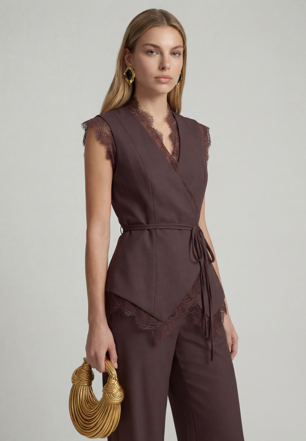 Жилет с кружевом