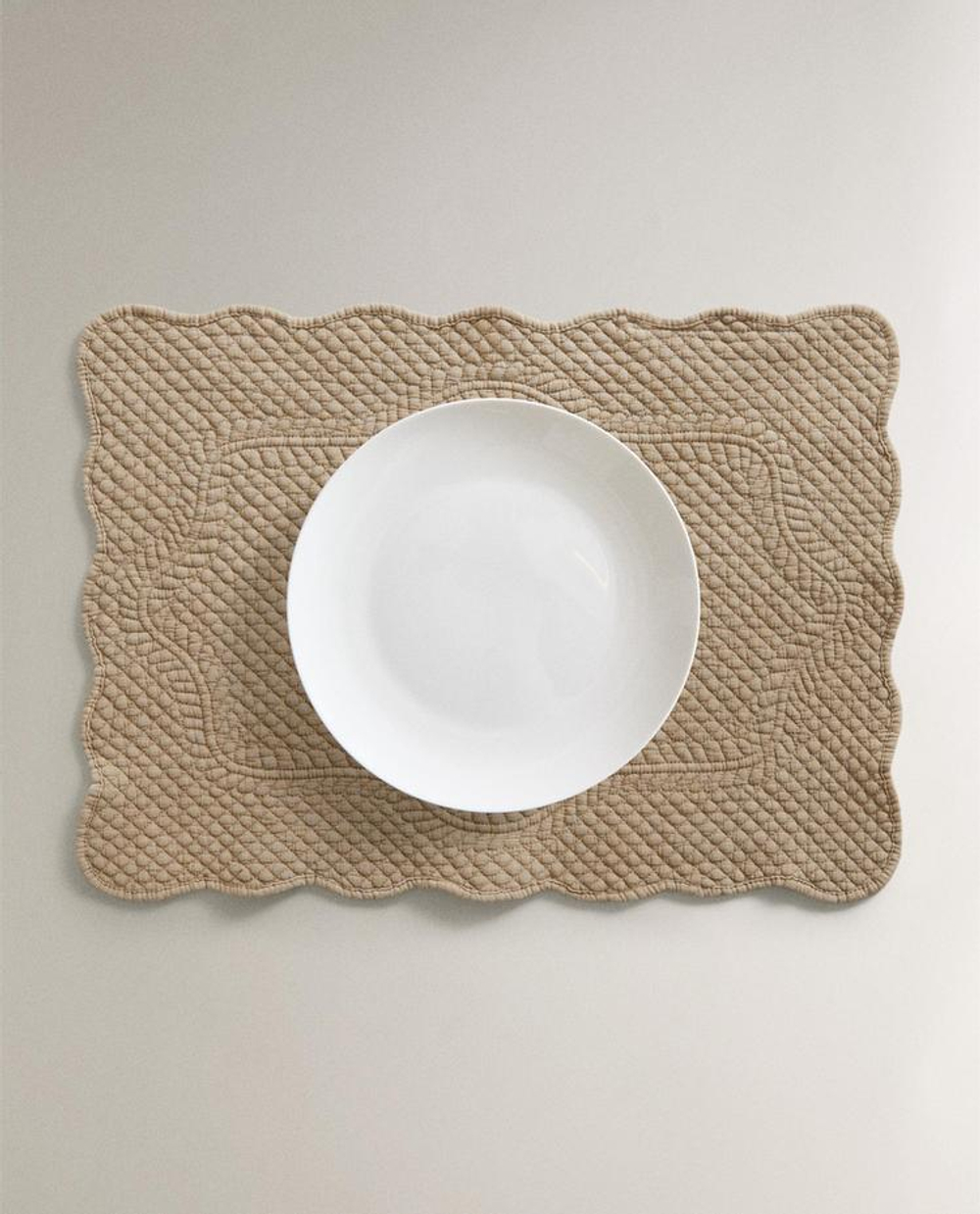 ZARA HOME СТЕГАНАЯ ПОДСТАВКА ПОД СТОЛОВЫЕ ПРИБОРЫ, СВЕТЛО-БЕЖЕВЫЙ