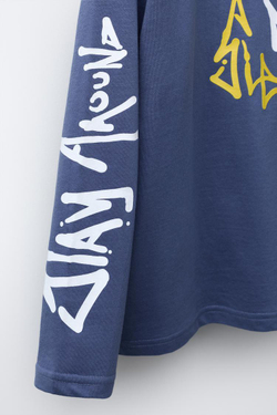 ZARA ЛОНГСЛИВ С НАШИВКОЙ И ПРИНТОМ ГРАФФИТИ, СИНИЙ