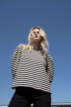 Свитшот с открытой спиной и лентами черный