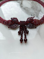 Колье "Бантик" ручной работы из бисера и камня гранат (альмандин)