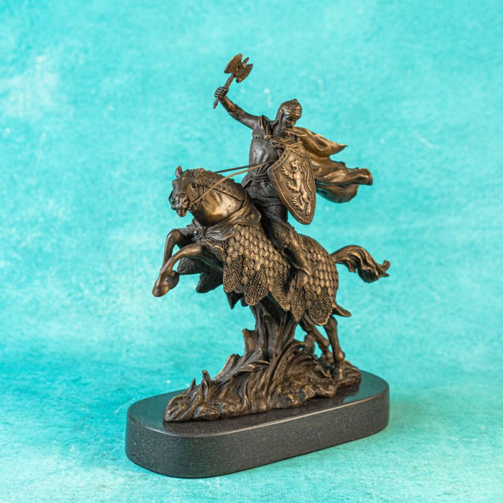 Настольная кабинетная скульптура «Конный рыцарь с топором»