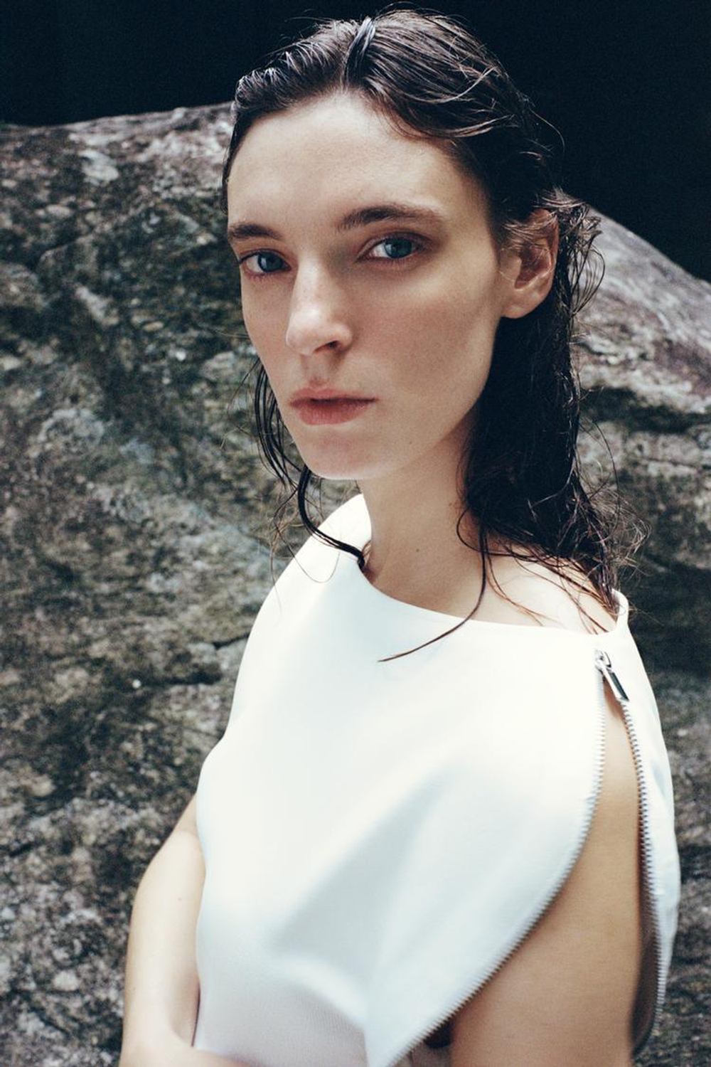 ZARA ТРИКОТАЖНЫЙ ТОП С РУКАВАМИ НА МОЛНИИ, БЕЛЫЙ