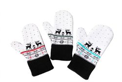 Белые вязаные варежки "Северные олени"