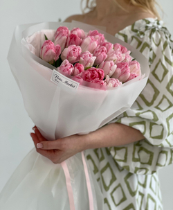 Роскошные пионовидные тюльпаны нежно-розового оттенка в авторском оформлении от Флора Маркет