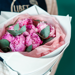 7 пионов Сара Бернар с эвкалиптом