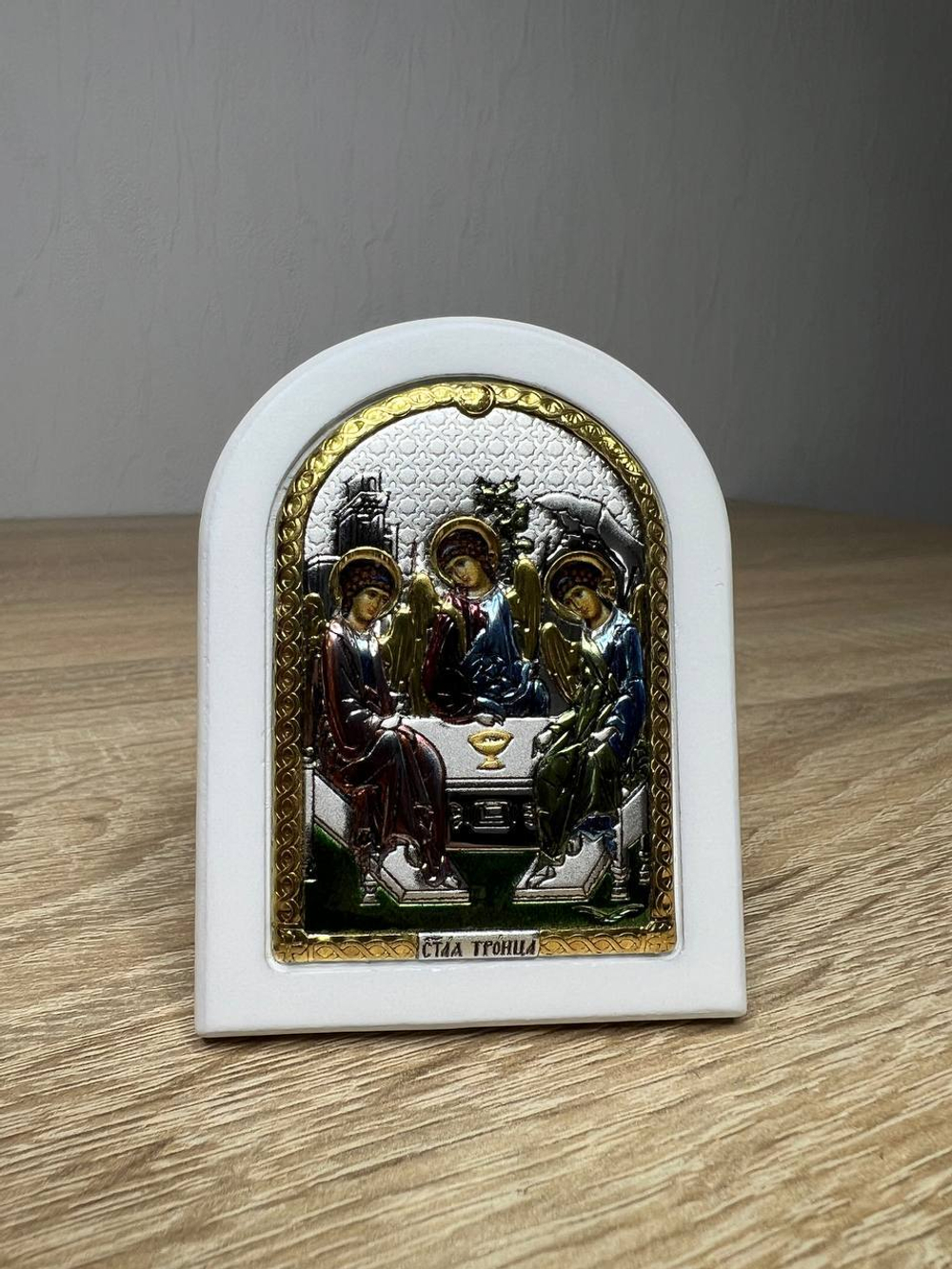 Св. Троица, икона арочная, белое дерево, эмаль 57х75