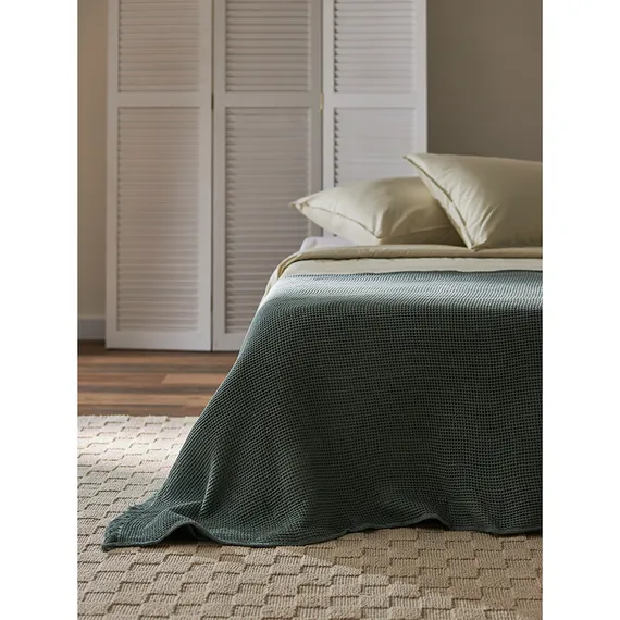 Покрывало вафельное из хлопка цвета шалфея из коллекции essential, 180х250 см