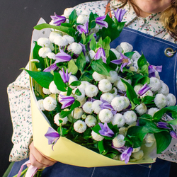 2. Объемный стойкий букет с клематисом и хризантемами