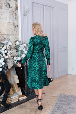 Платье на запах в изумрудном цвете