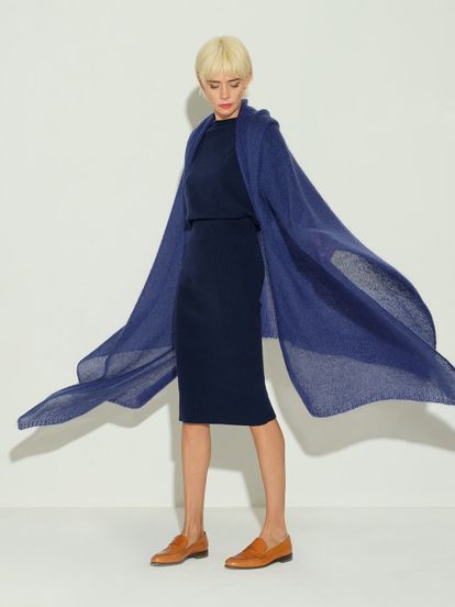 Женский шарф темно-синего цвета из мохера и шерсти - фото 2