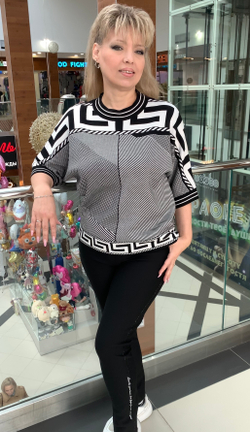 Джемпер в "елочку" с ярким черно-белым принтом