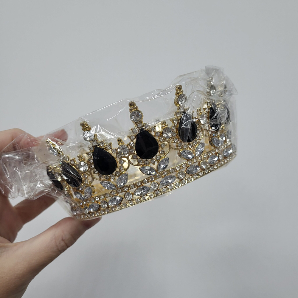 Корона Золотая Черные камни, диаметр низа 12,5 см