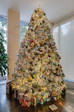 Дизайнерская заснеженная ель "Зимний карнавал"