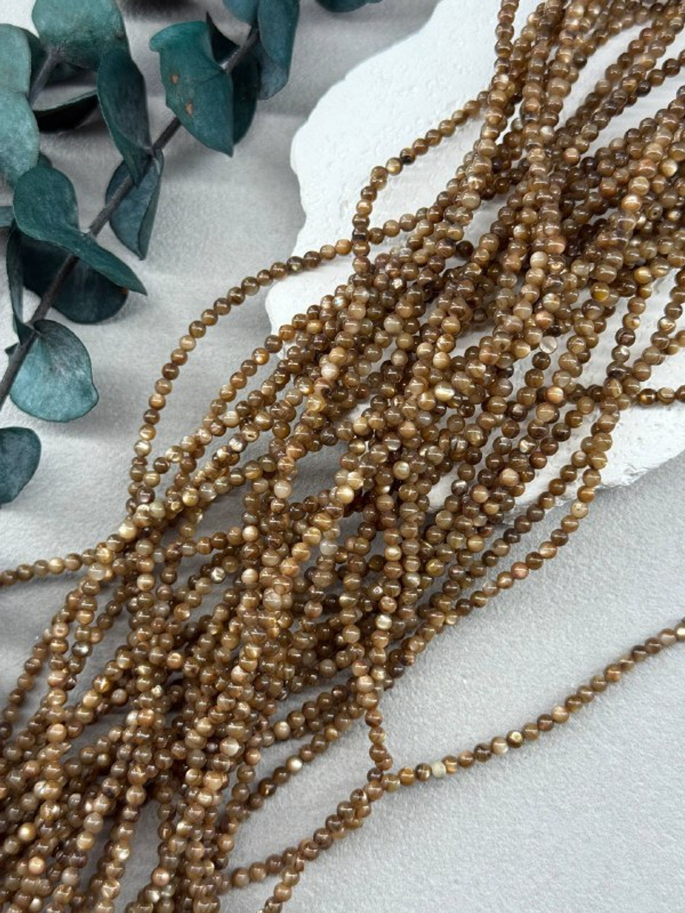 Натуральный перламутр 3 мм, холодный-коричневый, нить 38 см