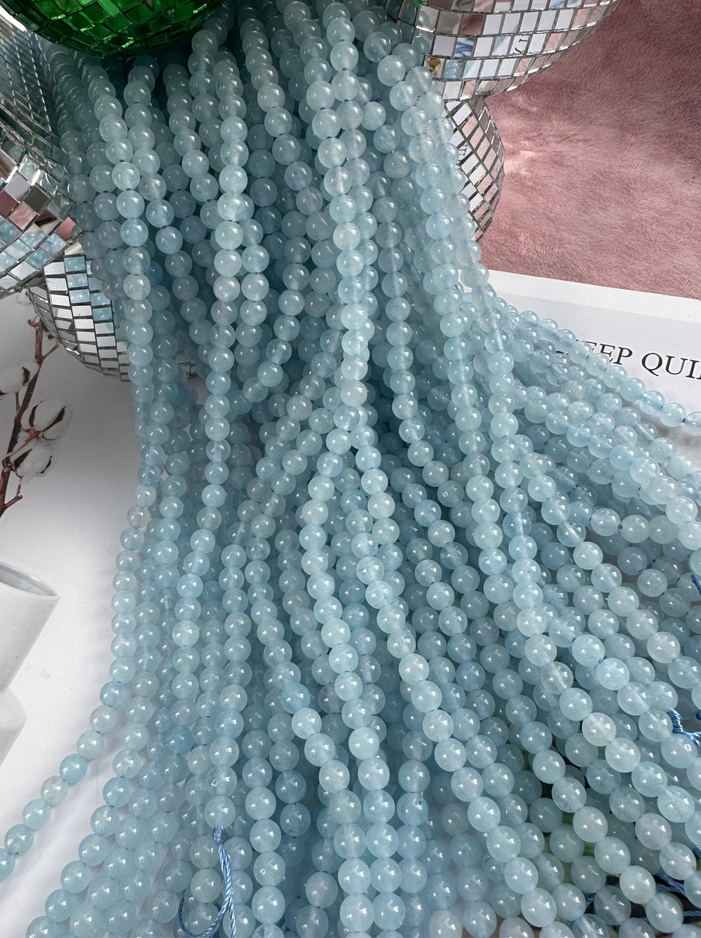 Нить бусин из тонированного кварца 6,5мм, гладкие