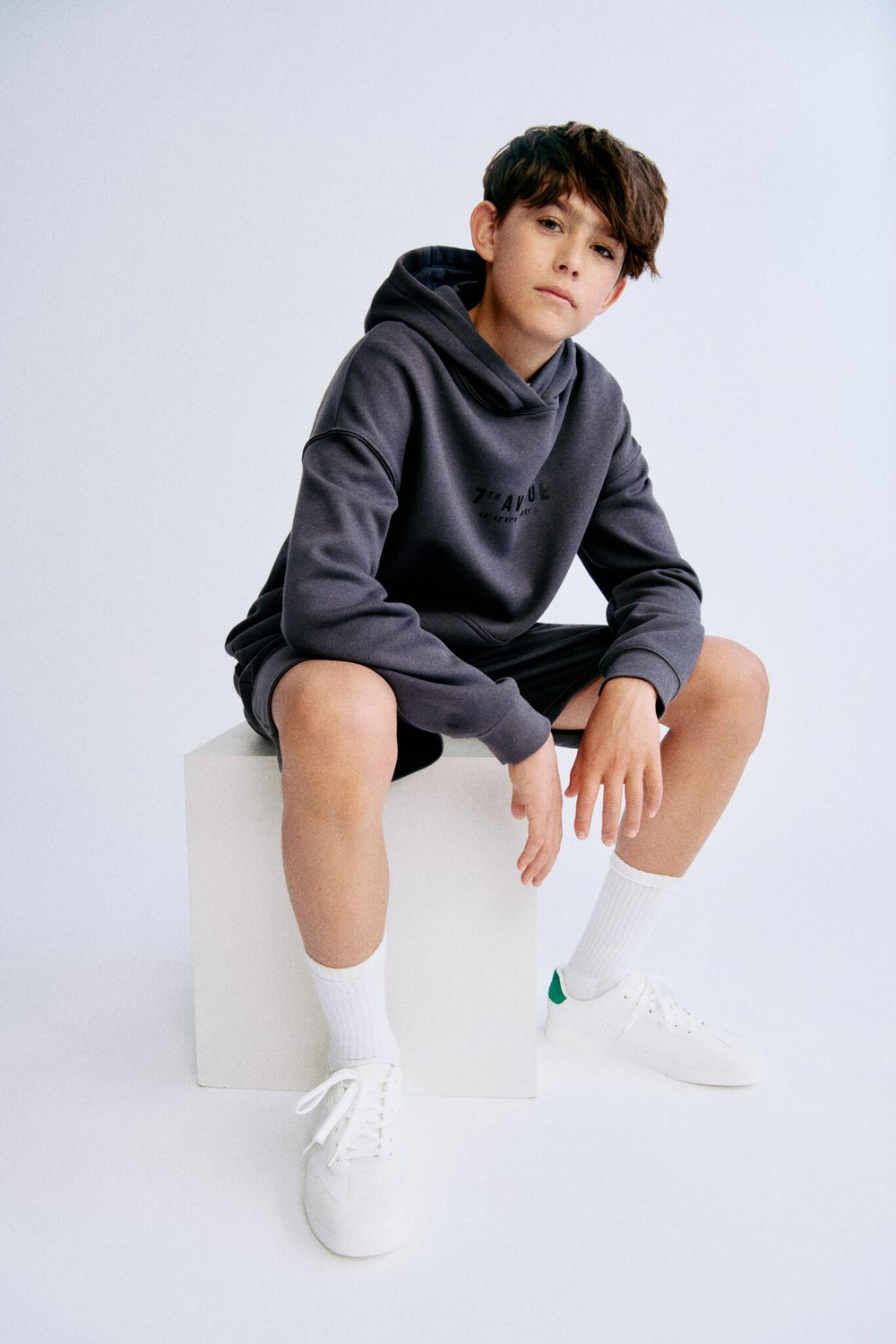 H&M Комплект из толстовки с капюшоном и шорт с принтом, темно-серый