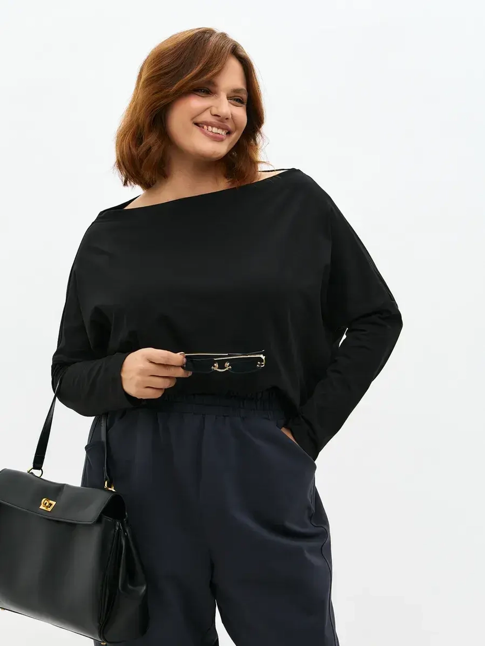 Лонгслив с широким вырезом лодочка