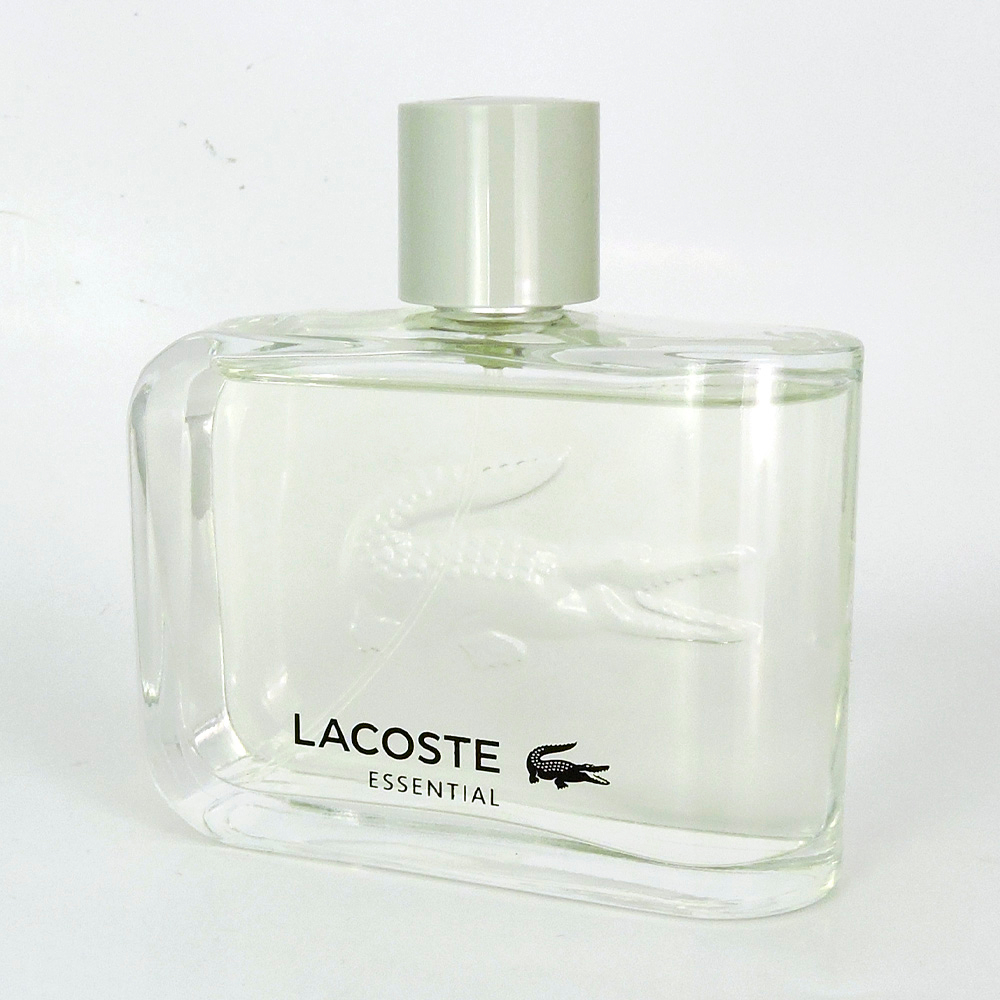 Lacoste Essential — туалетная вода для мужчин.