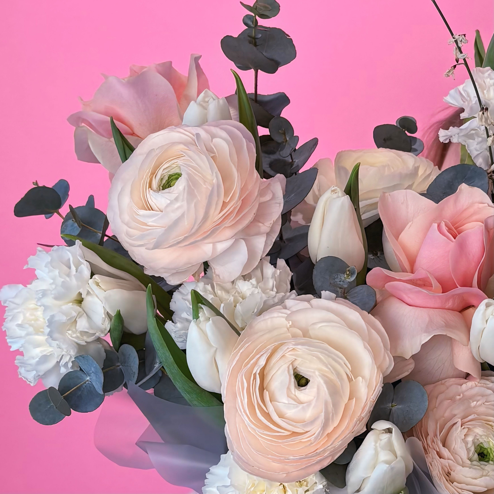 Цветочная композиция с тюльпанами и ранункулюсами