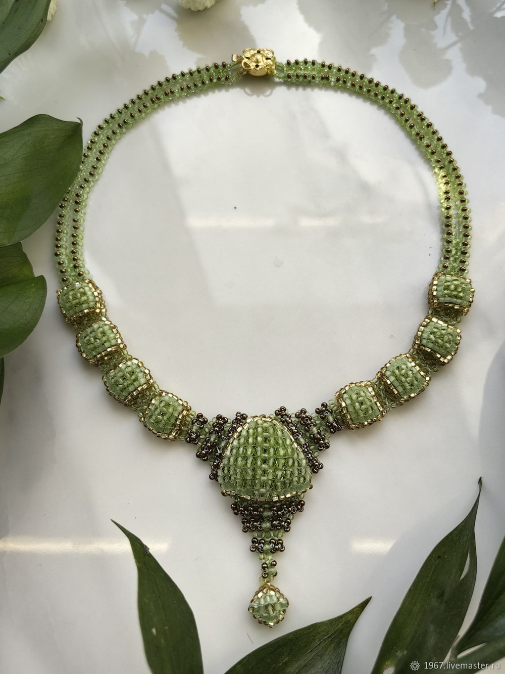 Колье из бисера "Ника" ручной работы с камнем Хризолит