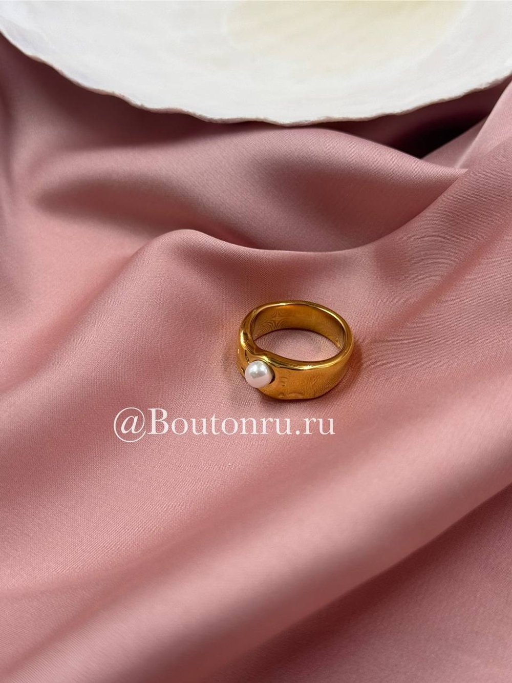 Кольцо золотистое с одной жемчужиной
