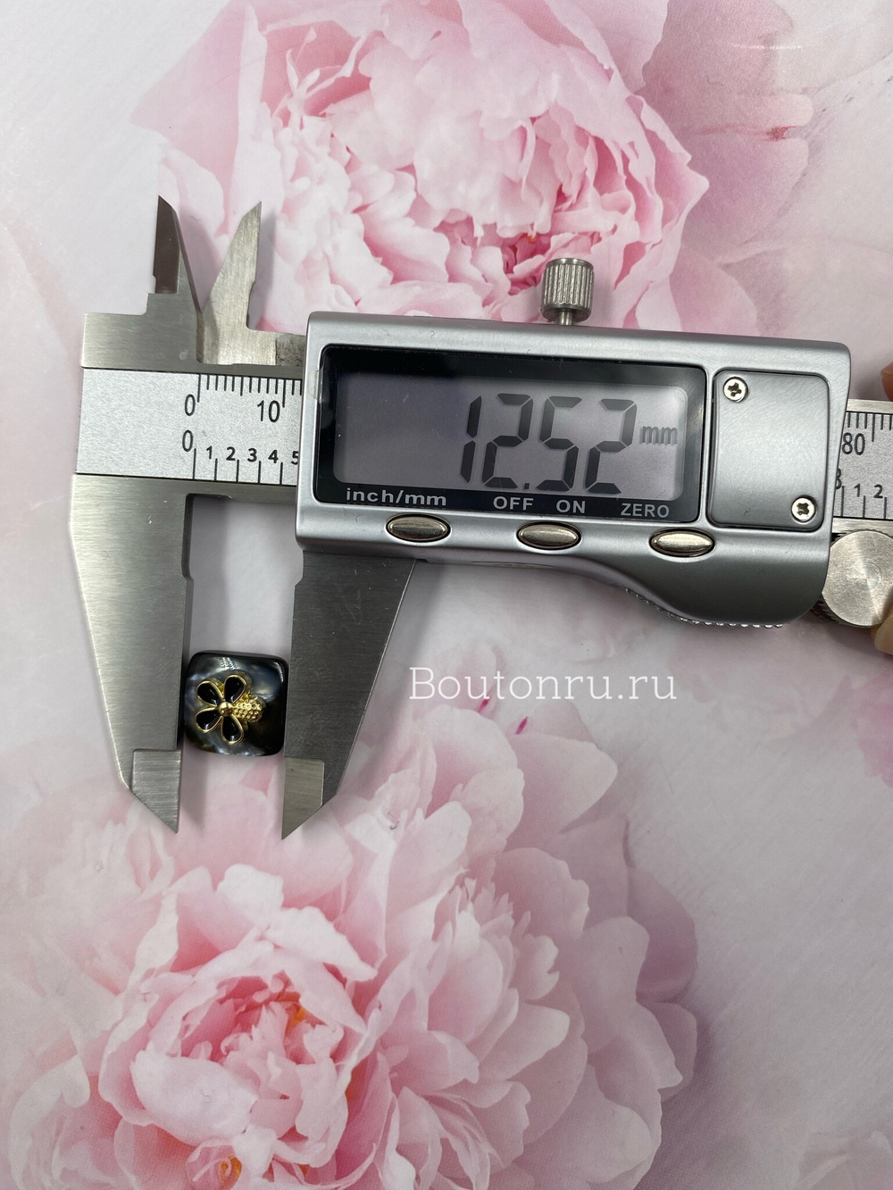 Пуговицы черно-перламутровые квадратные с золотистым цветком