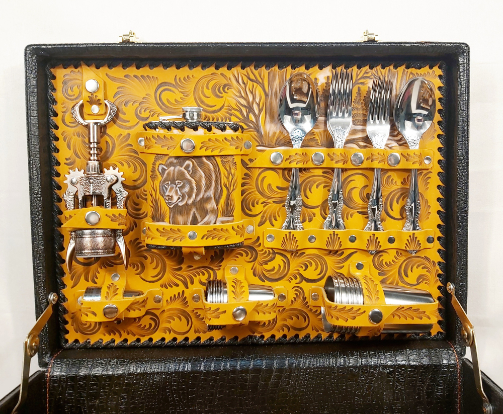 Набор подарочный для пикника «Хозяин Тайги» на 6 персон в кейсе