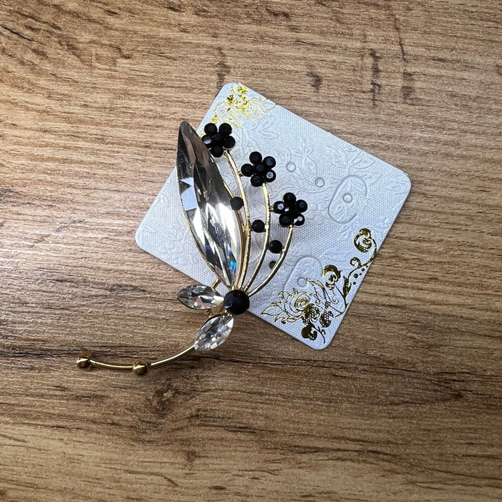 Серьга-кафф бабочка абстракция 3 цветка кристалл цвет серебристый черный металл золотистый