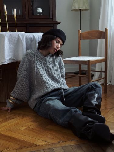 Серый вязаный свитер с капюшоном