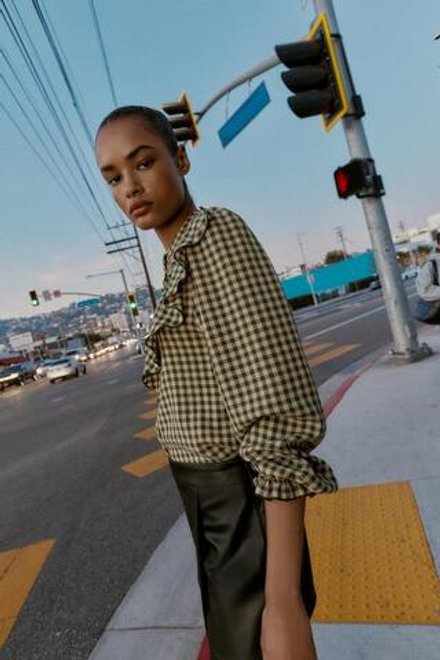 ZARA БЛУЗА В КЛЕТКУ ВИШИ С ВОЛАНАМИ, ЗЕЛЕНЫЙ/ЭКРЮ