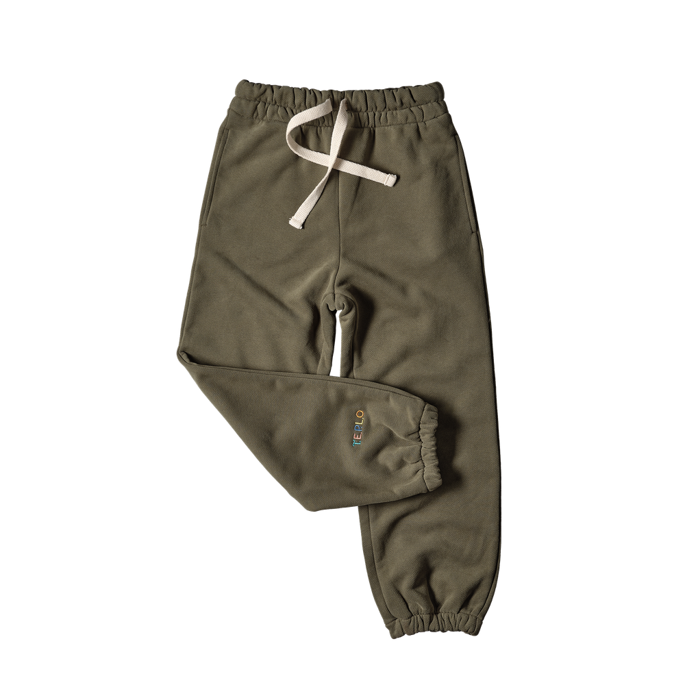 Джоггеры  свободного кроя. Пояс на резинке со шнурком. Модель идеально подойдет , как для мальчиков, так и для девочек.    Джоггеры изготовлены  из натуральных материалов: футер трехнитка качества "компакт пенье" с велюровым эффектом.    Базовая вещь, которая станет отличным дополнением в детском гардеробе.   Состав: 95% хлопок 5% полиэстер